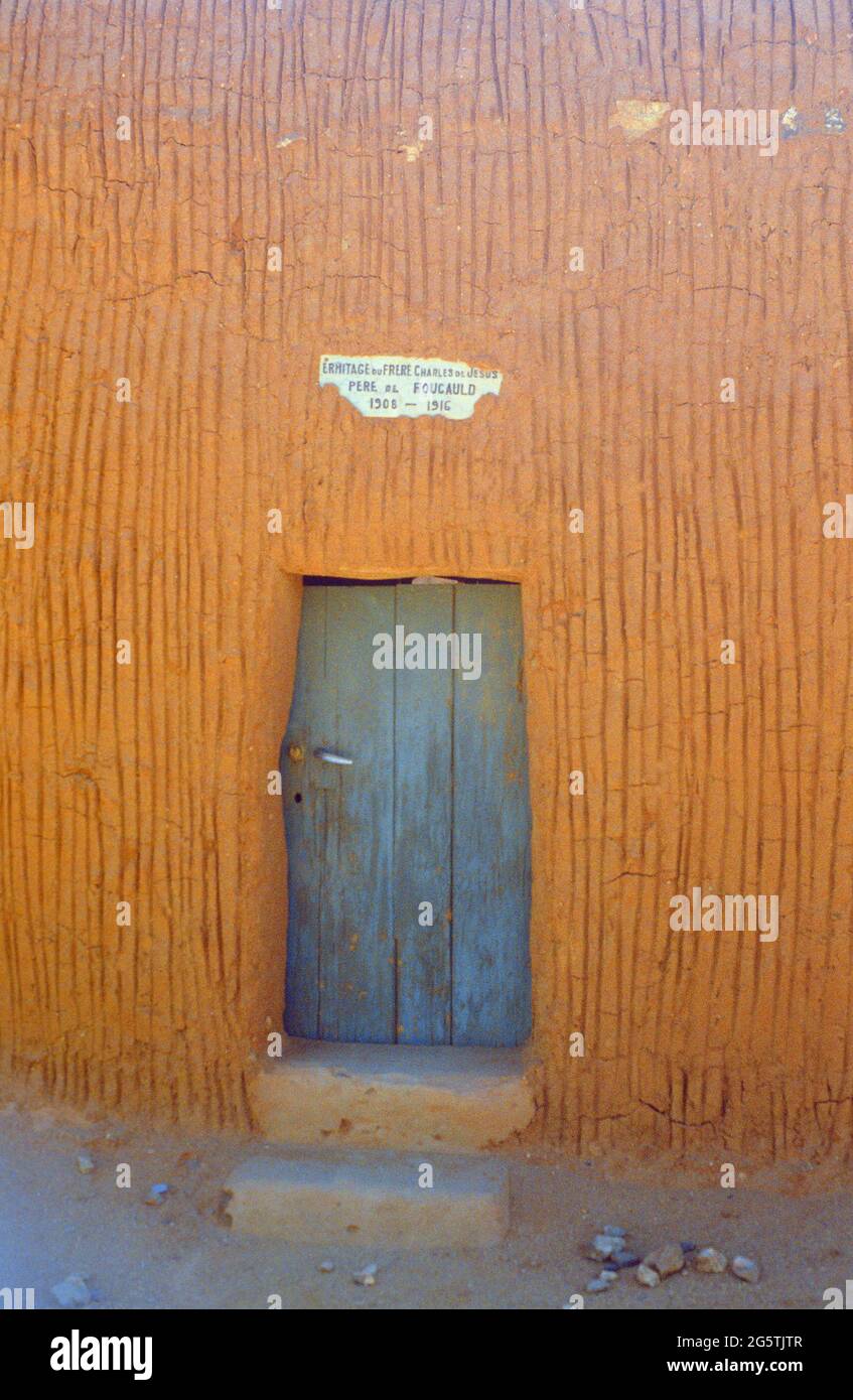 ALGÉRIE. HOGGAR.TAMANRASSET. LE PÈRE CHARLES DE FOUCAULD BUIT SON ERMITAGE AU SOMMET DE TAMANRASSET EN 1908. Banque D'Images