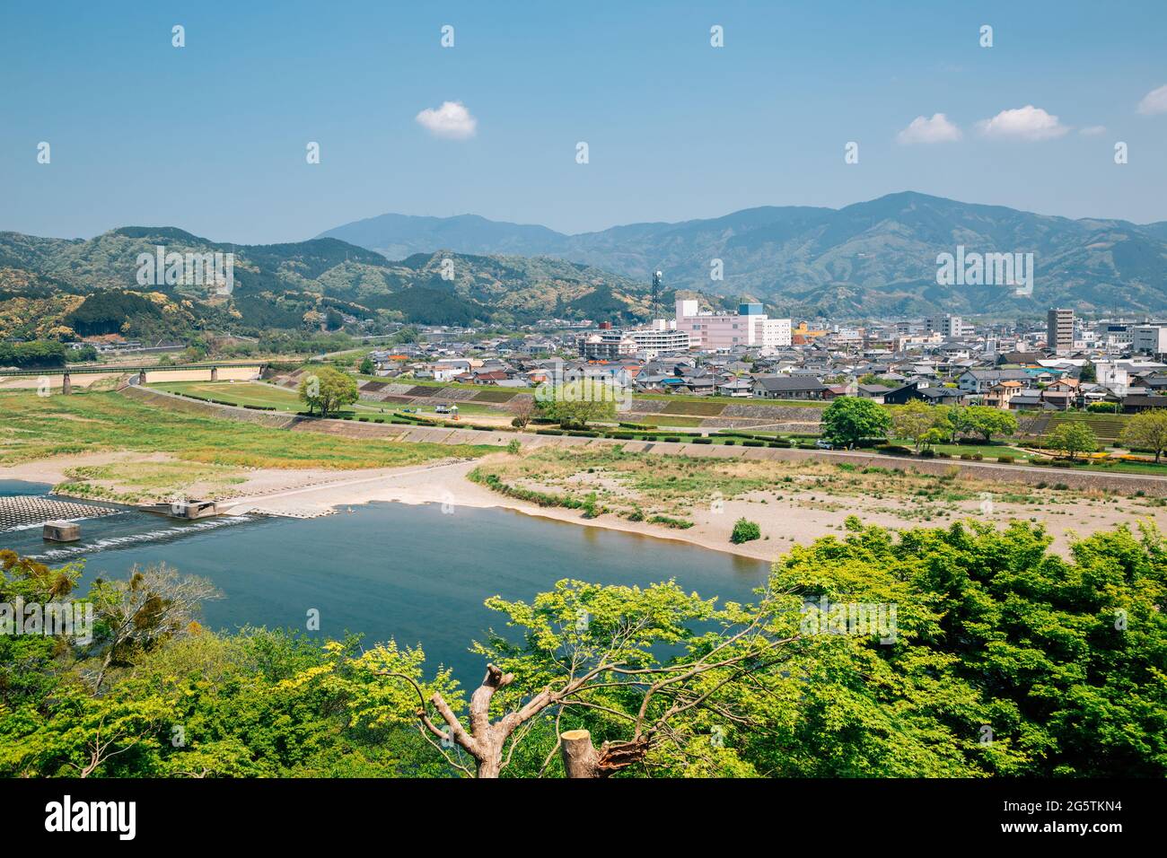 Vue sur le village d'Ozu et le fleuve Hijikawa à Ehime, Shikoku, Japon Banque D'Images