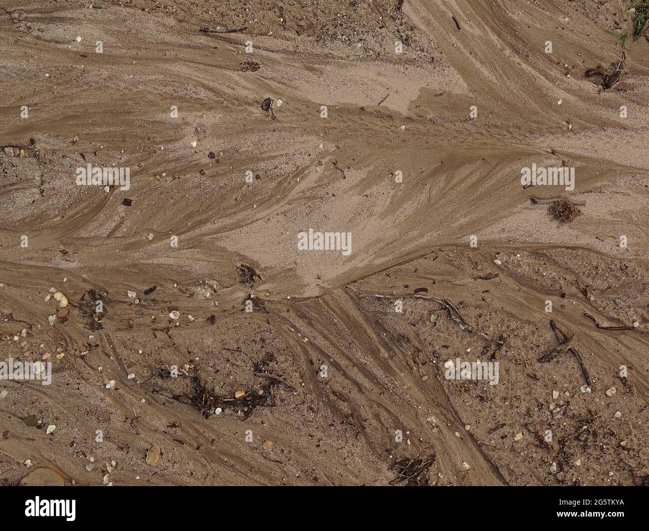 motif de sable après une douche à effet pluie, avec de belles structures en marron, jaune et gris Banque D'Images
