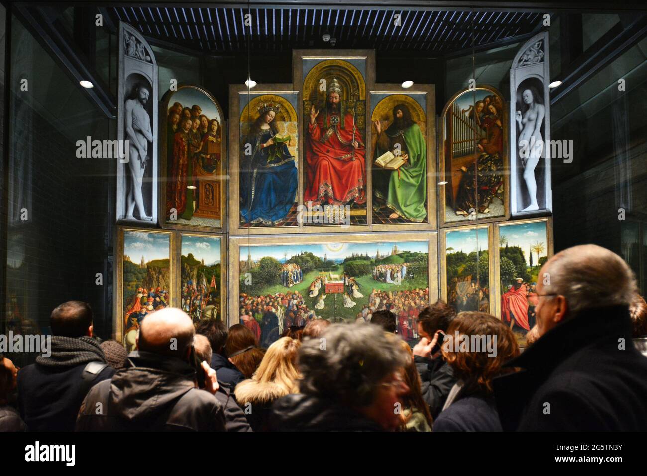 BELGIQUE. FLANDRE. GAND. À L'INTÉRIEUR DE LA CATHÉDRALE SAINT-BAVON, OÙ EST REPRÉSENTÉ LE RETABLE 'L'AGNEAU MYSTIQUE' FABRIQUÉ PAR LES FRÈRES VAN EYCK EN 1432. ELLE Banque D'Images