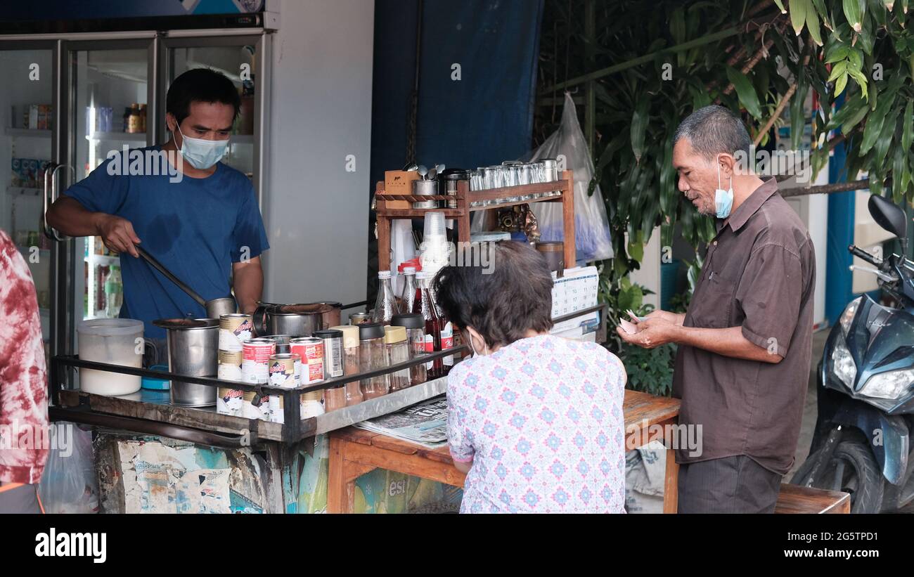 Acheteur au café comptant son change Shop Klong Toey marché de gros Wet Market Bangkok Thaïlande plus grand centre de distribution alimentaire en Asie du Sud-est Banque D'Images