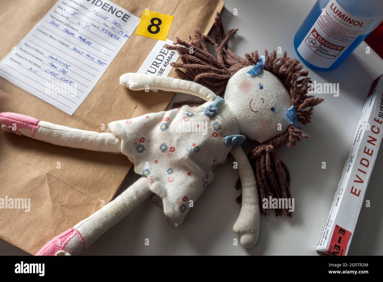 Test d'une poupée de chiffon impliquée dans un meurtre dans un laboratoire de crime pour l'analyse de l'ADN, image conceptuelle Banque D'Images