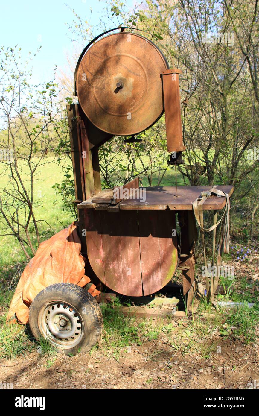 Ancienne scie à ruban rouillée avec roues Photo Stock - Alamy