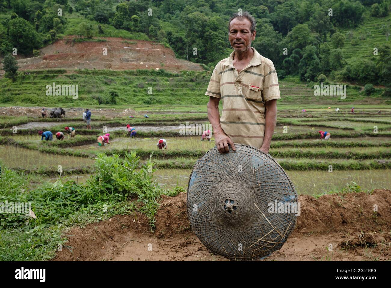 Un agriculteur du village de Begnas pose pour une photo avec UN chapeau de paille Banque D'Images