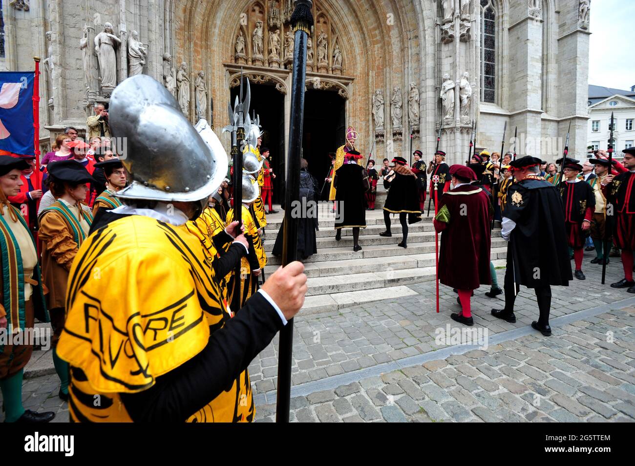 BELGIQUE. BRUXELLES. OMMEGANG. ENTRÉE DE CHARLES QUIN DANS L'ÉGLISE DE NOOTRE-DAME DU SABLON. Banque D'Images