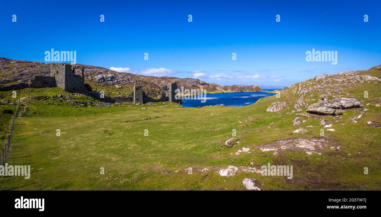 Magnifique paysage au Three Castle Head avec de vieilles ruines, un lac agréable et de hautes falaises sur la péninsule Mizen dans le comté de Cork en Irlande Banque D'Images