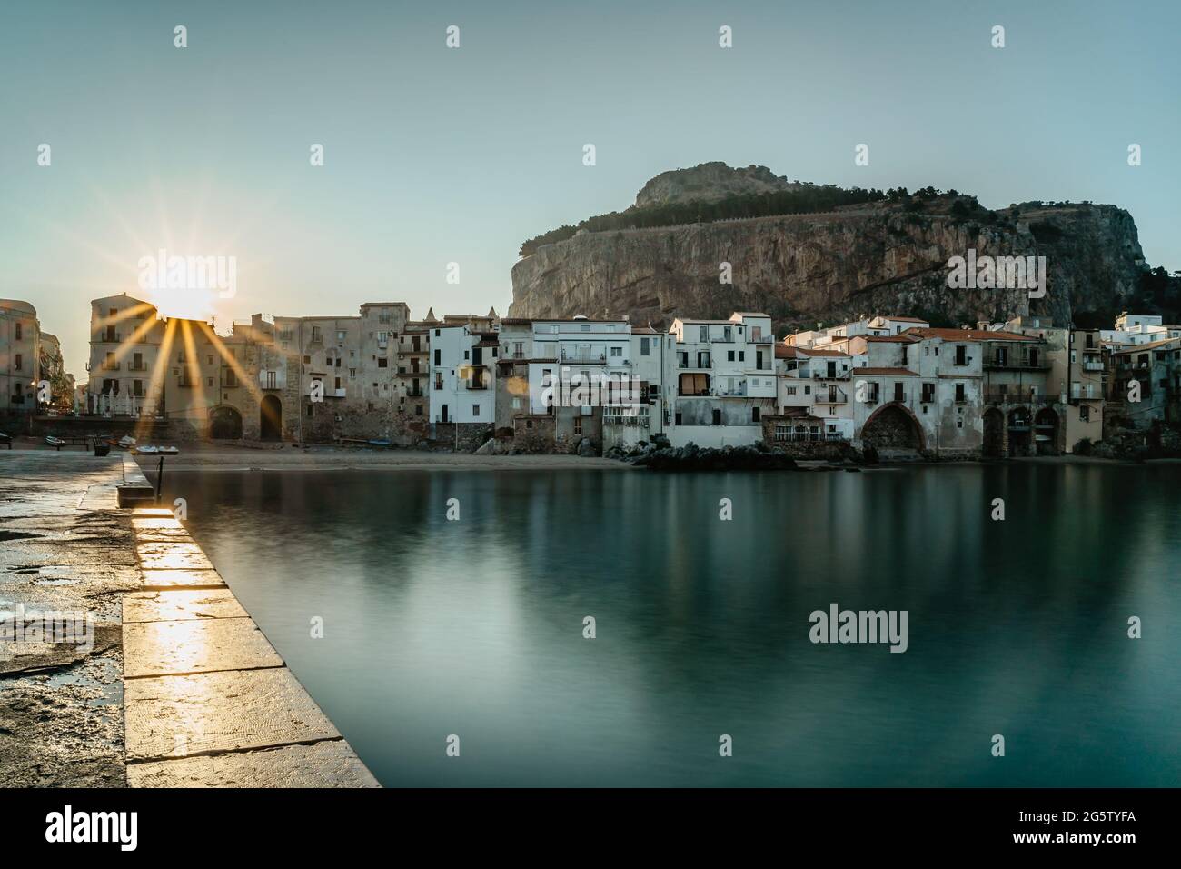 Lever de soleil dans le port de Cefalu, Sicile, Italie, vieille ville vue panoramique avec les maisons de front de mer colorées, la mer et la falaise de la Rocca.été attrayant Banque D'Images