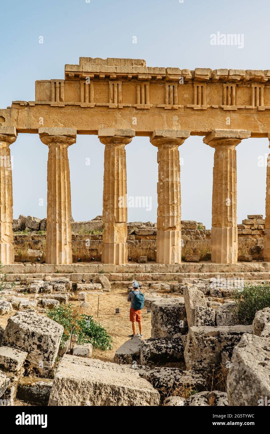 Acropole de Selinunte,Sicile,Italie.Homme voyageur appréciant la vue des ruines de bâtiments résidentiels et commerciaux dans la ville grecque antique de Selinus.Summe Banque D'Images