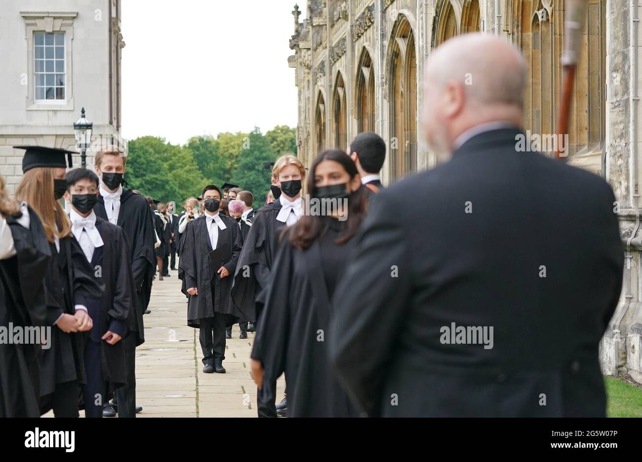 Les étudiants prennent part au cortège du vice-chancelier, du King's College à la Chambre du Sénat, avant une cérémonie de remise des diplômes à l'Université de Cambridge. Date de la photo: Mercredi 30 juin 2021. Banque D'Images