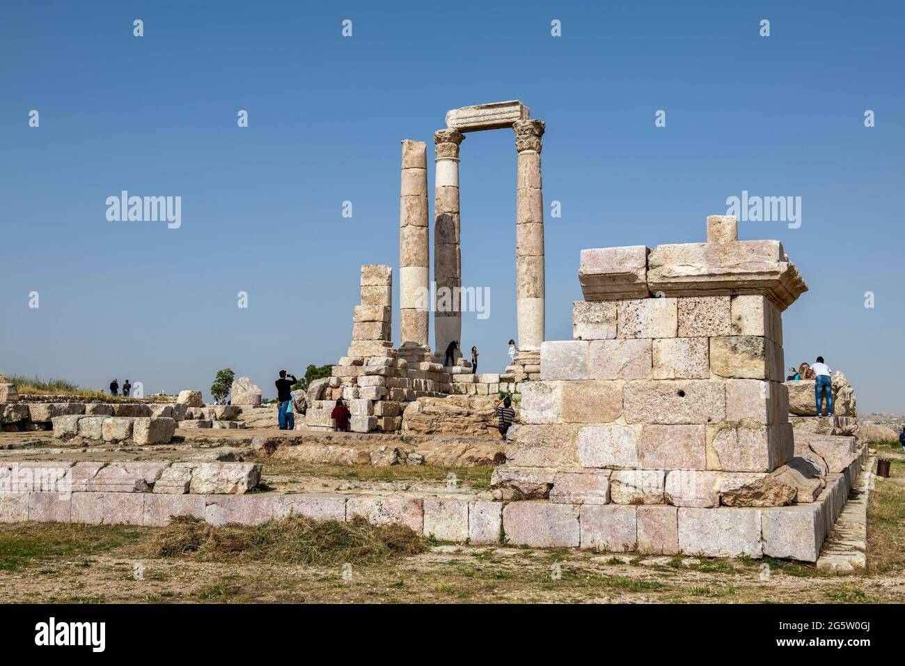 Touristes au Temple d'Hercules dans la Citadelle d'Amman est un site historique au centre d'Amman, en Jordanie. En arabe, il est connu sous le nom de Jabal al-Qala Banque D'Images