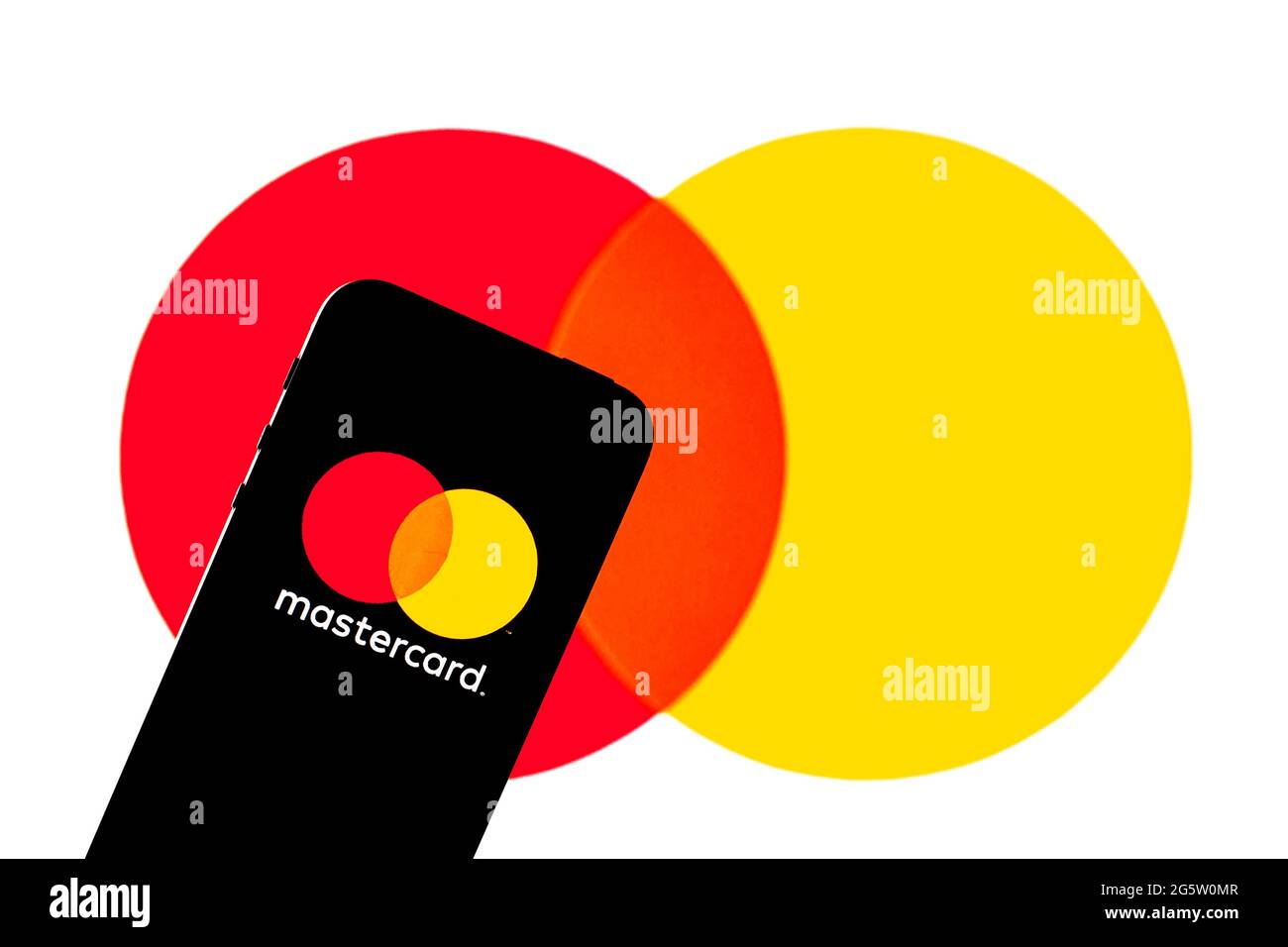 Barcelone, Catalogne, Espagne. 29 juin 2021. Sur cette photo, un logo Mastercard apparaît sur un smartphone avec un logo Mastercard en arrière-plan. Credit: Thiago Prudencio/DAX/ZUMA Wire/Alay Live News Banque D'Images