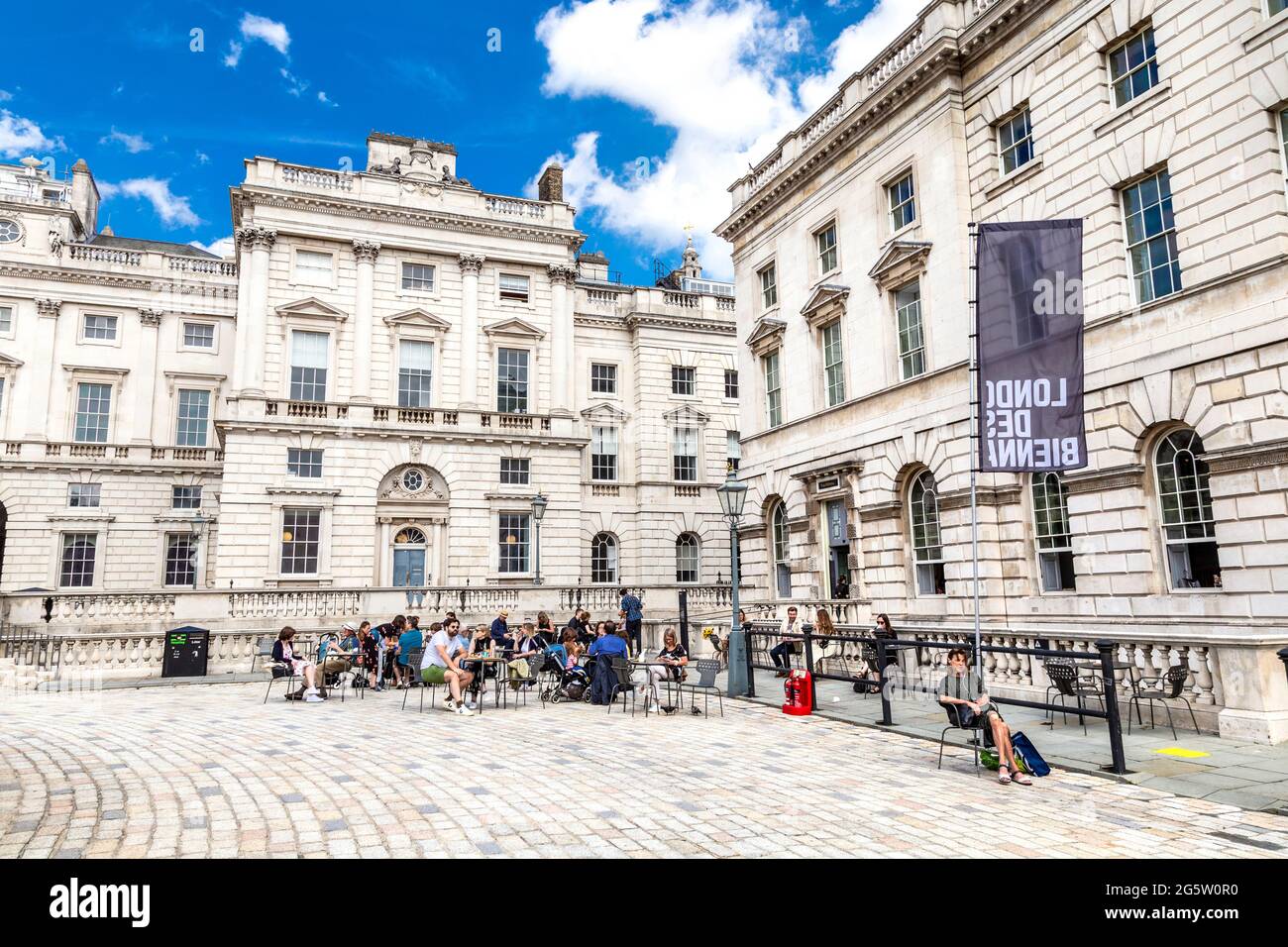 Les gens à l'al fresco café dans la cour de Somerset House Londres, Royaume-Uni Banque D'Images