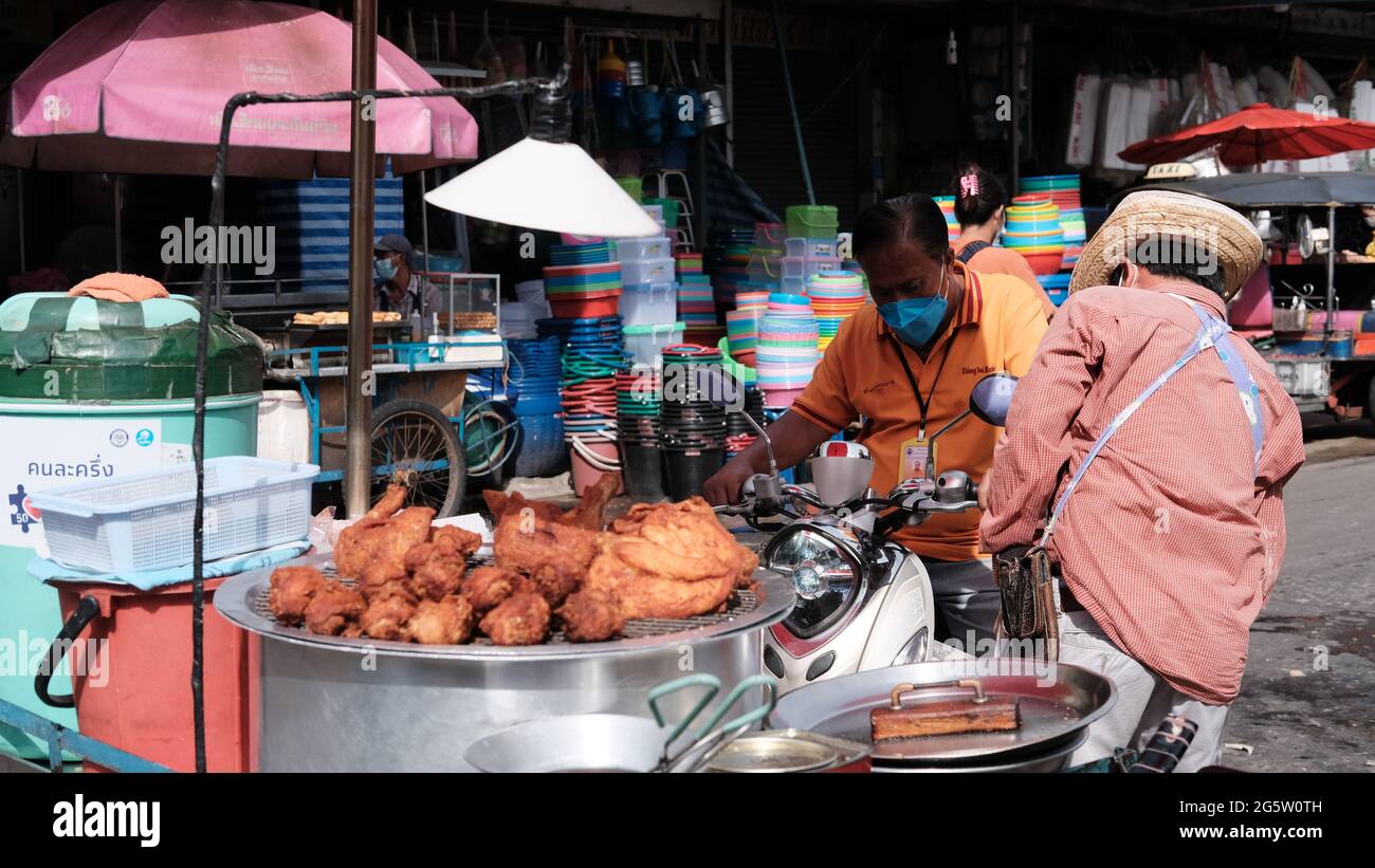 Klong Toey Market Wholesale Wet Market Bangkok Thaïlande le plus grand centre de distribution alimentaire en Asie du Sud-est balayeuse de rue faisant des travaux d'assainissement Banque D'Images