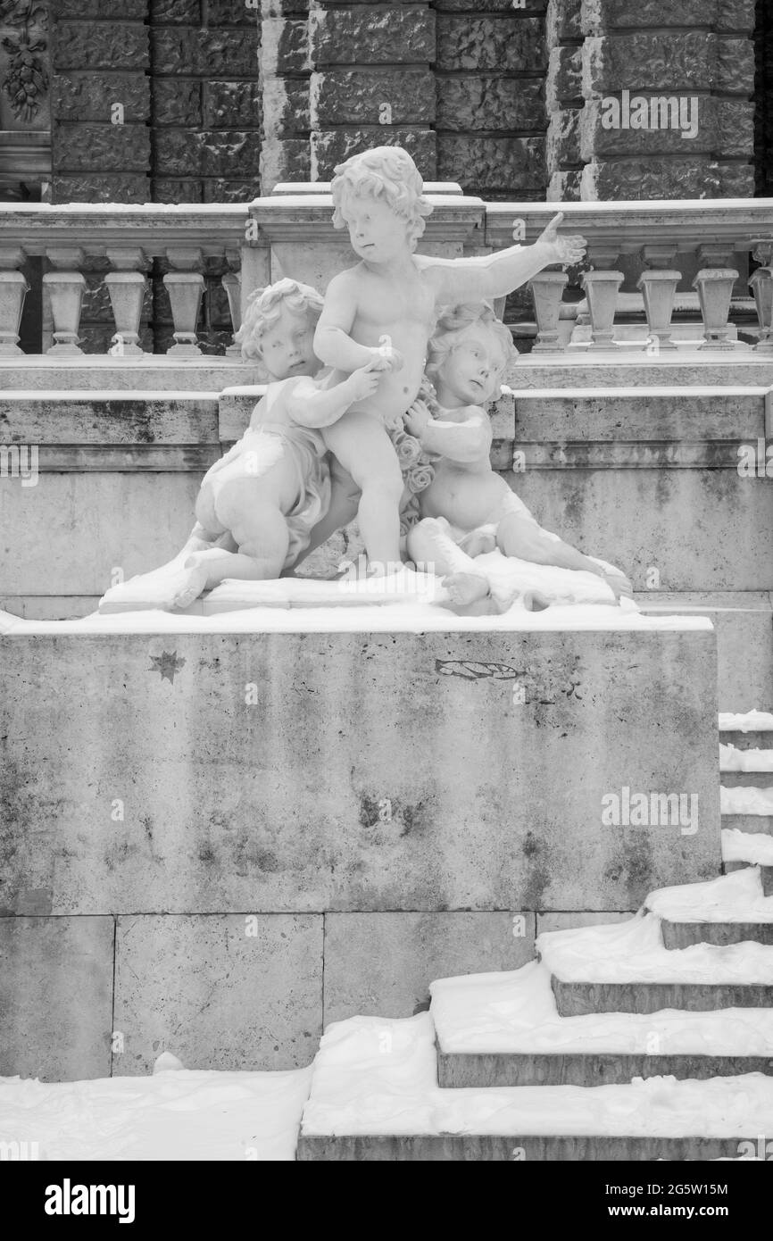 Vienne - la statue alégorique devant le bâtiment Neue Burg en hiver Banque D'Images
