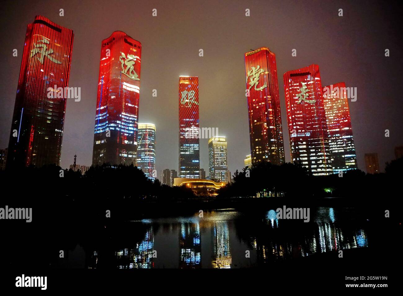 Pékin, Pékin, Chine. 30 juin 2021. Le 29 juin 2021, à Pékin, pour célébrer le 100e anniversaire de la fondation du Parti communiste de Chine, Pékin a allumé des lumières festives le 1er juillet. Crédit : SIPA Asia/ZUMA Wire/Alay Live News Banque D'Images