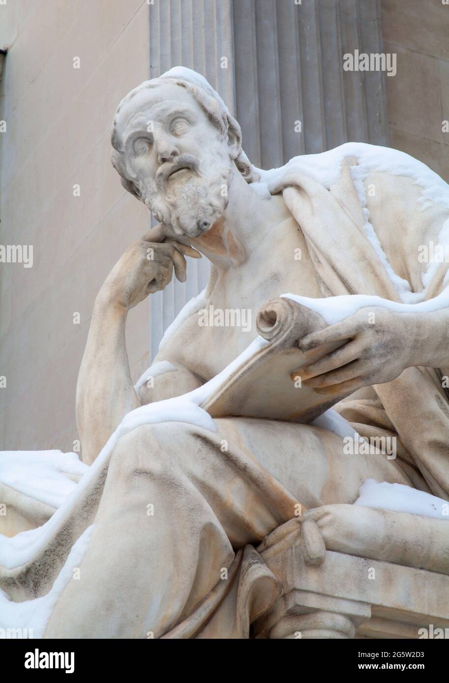 Vienne - la statue du philosophe devant le Parlement en hiver - Herodotus Banque D'Images