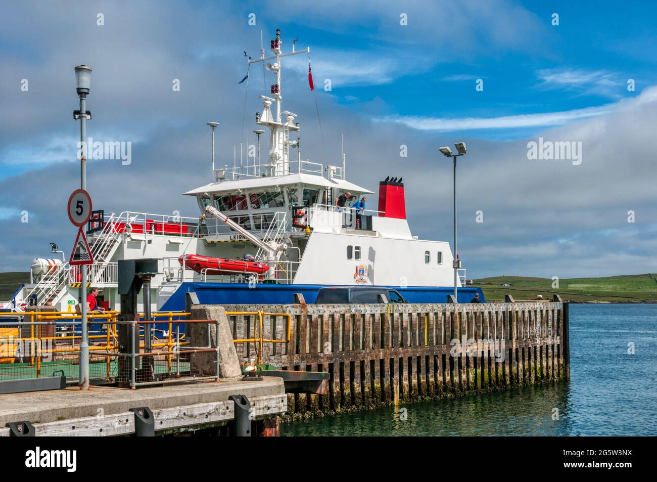 MV Leirna, le traversier Lerwick - Bressay dans le port de Lerwick, Shetland. Banque D'Images