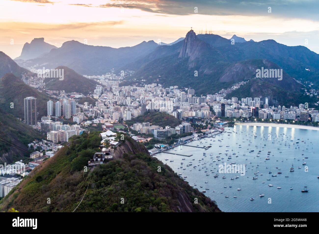 Vue aérienne de Rio de Janeiro, Brésil. Prise de la montagne de Sugarloaf. Banque D'Images