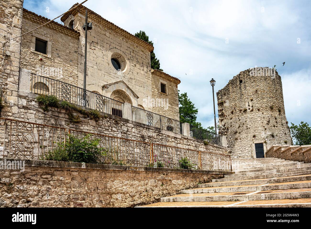 Église de style roman dédiée à San Bartolomeo à Campobasso. À côté des vestiges d'une tour de défense des remparts de l'ancienne ville. Molise Banque D'Images