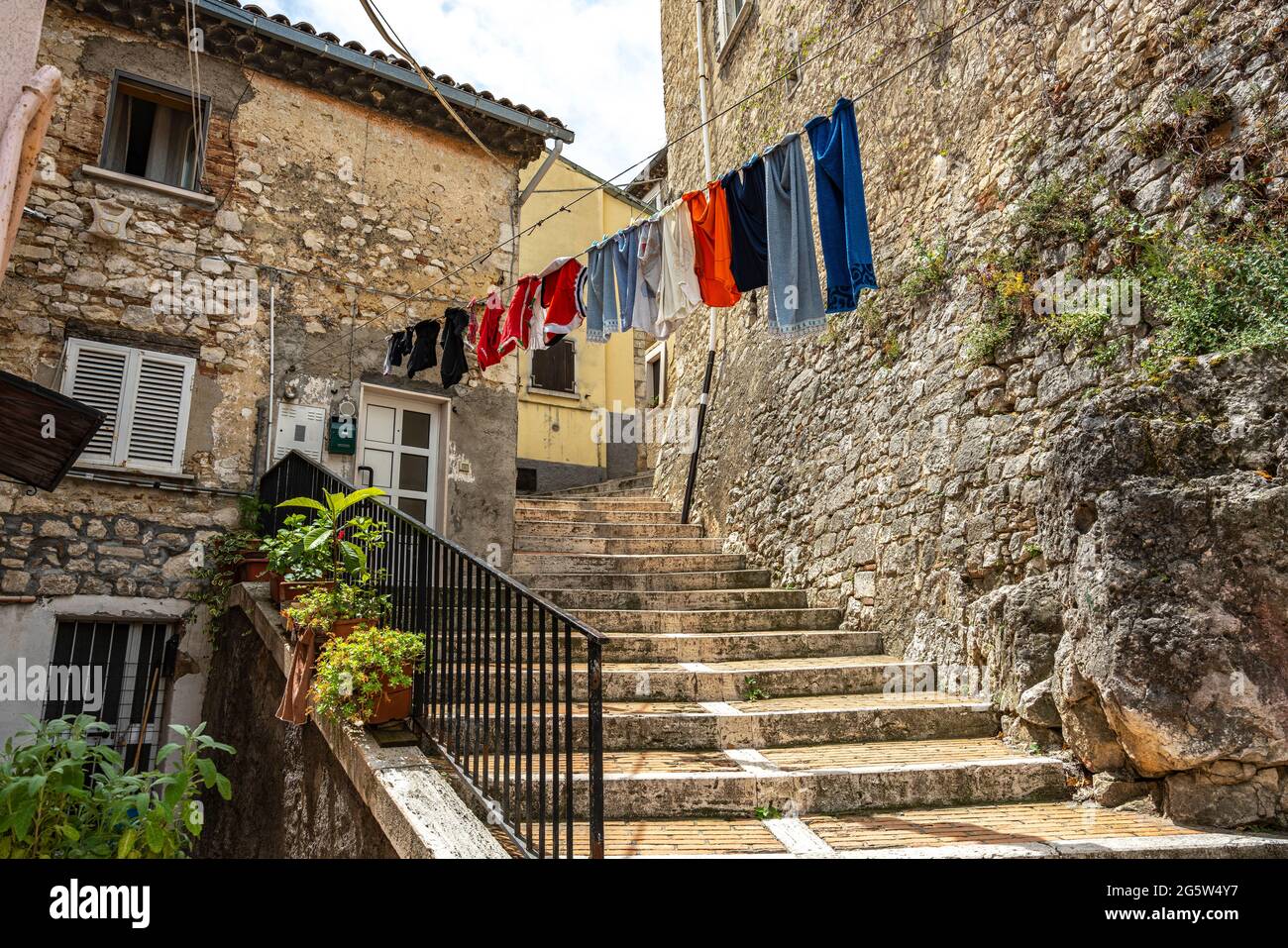 Des vêtements ont séché au soleil dans les ruelles du centre historique de Campobasso. Campobasso, Molise, Italie, Europe Banque D'Images