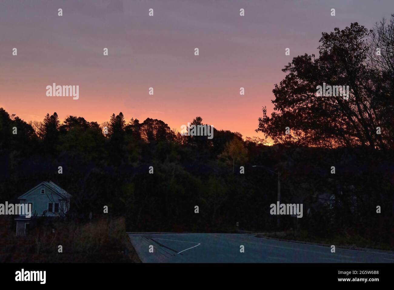 Lever du soleil se lève sur les collines de la 1ère rue à Taylors Falls, Minnesota, États-Unis. Banque D'Images