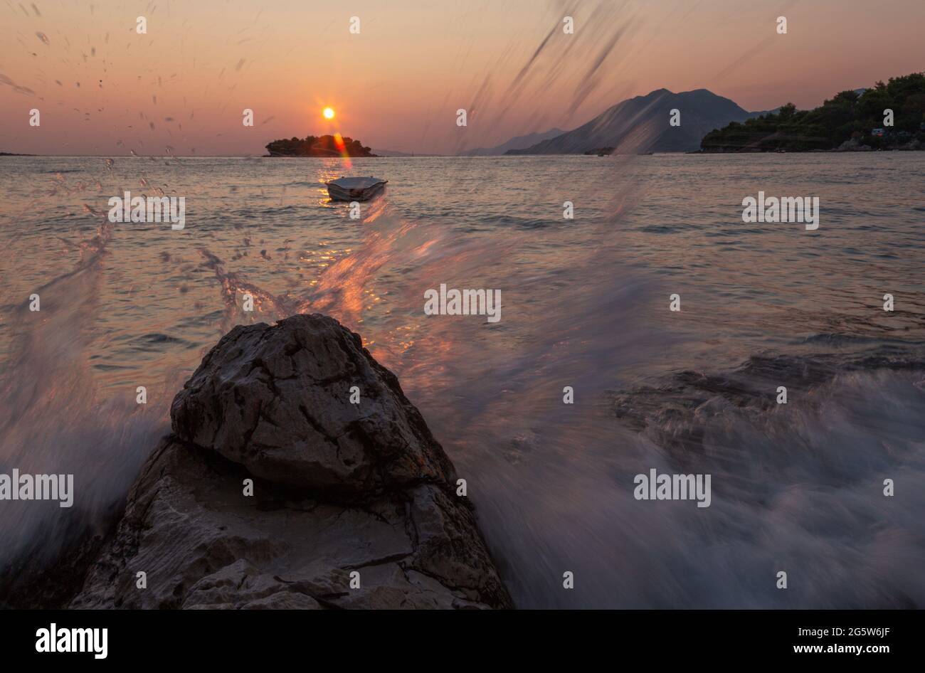 Croatie - la côte de la péninsule de Peliesac près de Zuliana au crépuscule Banque D'Images