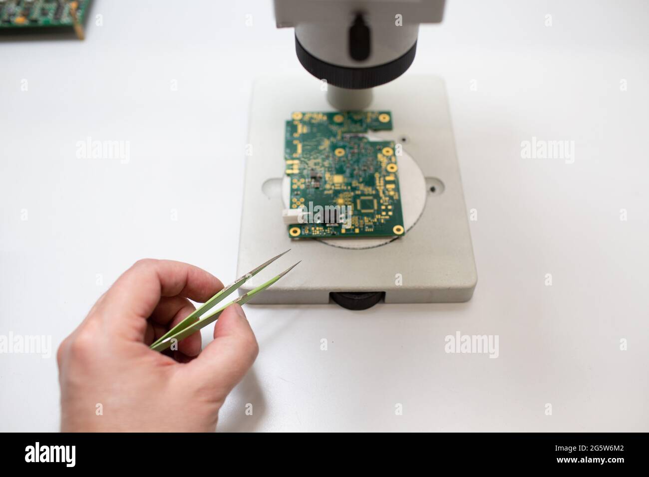 Pinces à microscope et à circuit imprimé électronique dans le laboratoire des technologies de la recherche scientifique Banque D'Images