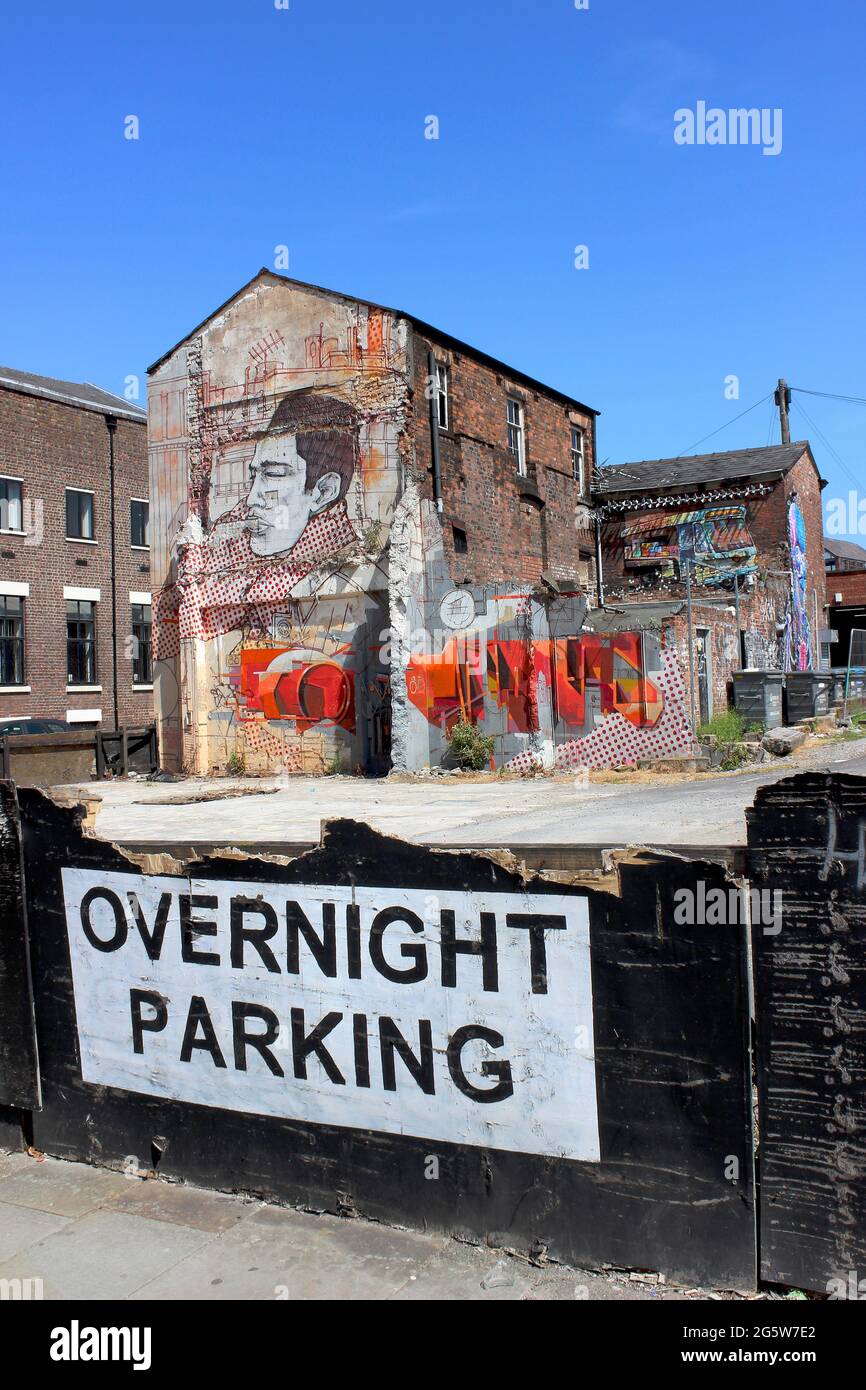 Panneau de stationnement de nuit et Graffiti urbains sur le bâtiment abandonné par l'artiste écossais ELPH, Liverpool, Royaume-Uni Banque D'Images