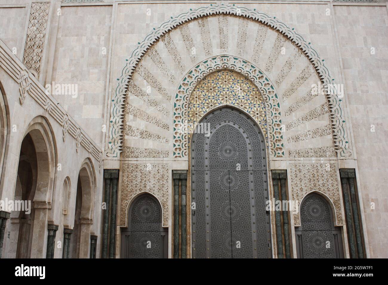 Détail architectural islamique à la mosquée Hassan II de Casablanca, Maroc Banque D'Images