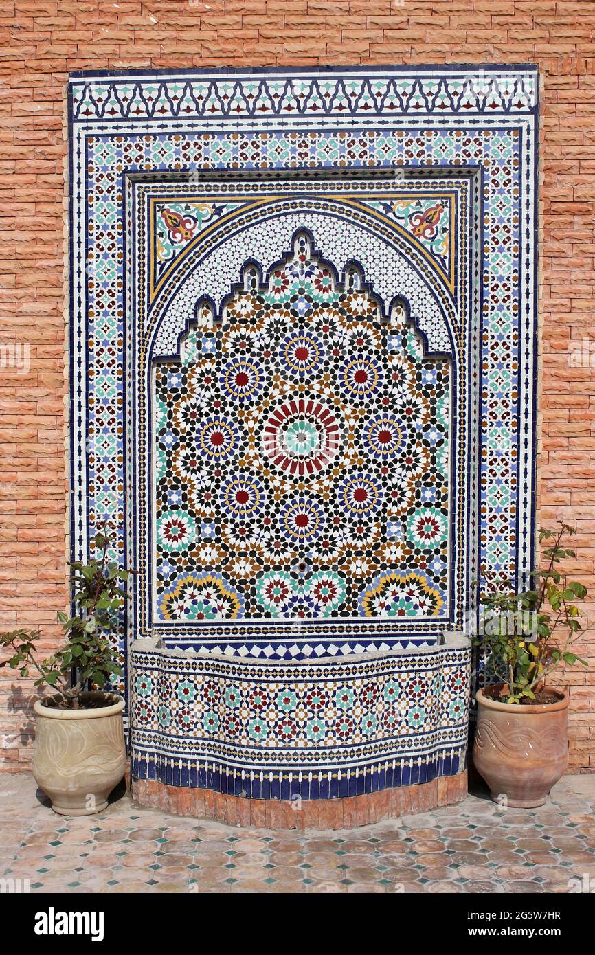 Fontaine d'eau carrelée du Maroc Banque D'Images