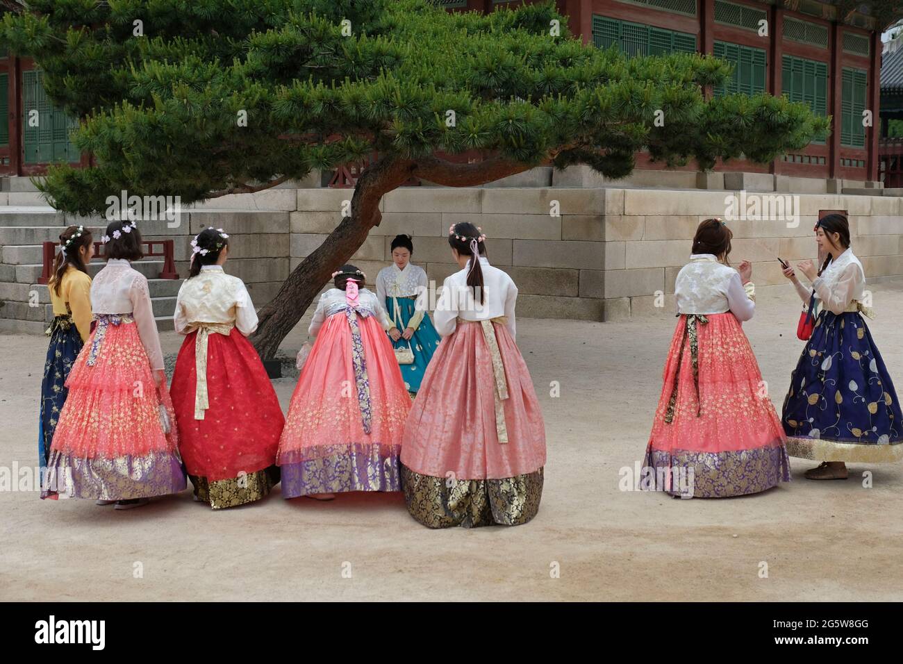 Les jeunes femmes coréennes en costumes traditionnels se sont rassemblées au Palais Gyeongbokgung ou au Palais Gyeongbok qui était le principal palais royal de la dynastie Joseon. Construit en 1395 dans la ville de Séoul, capitale de la Corée du Sud Banque D'Images