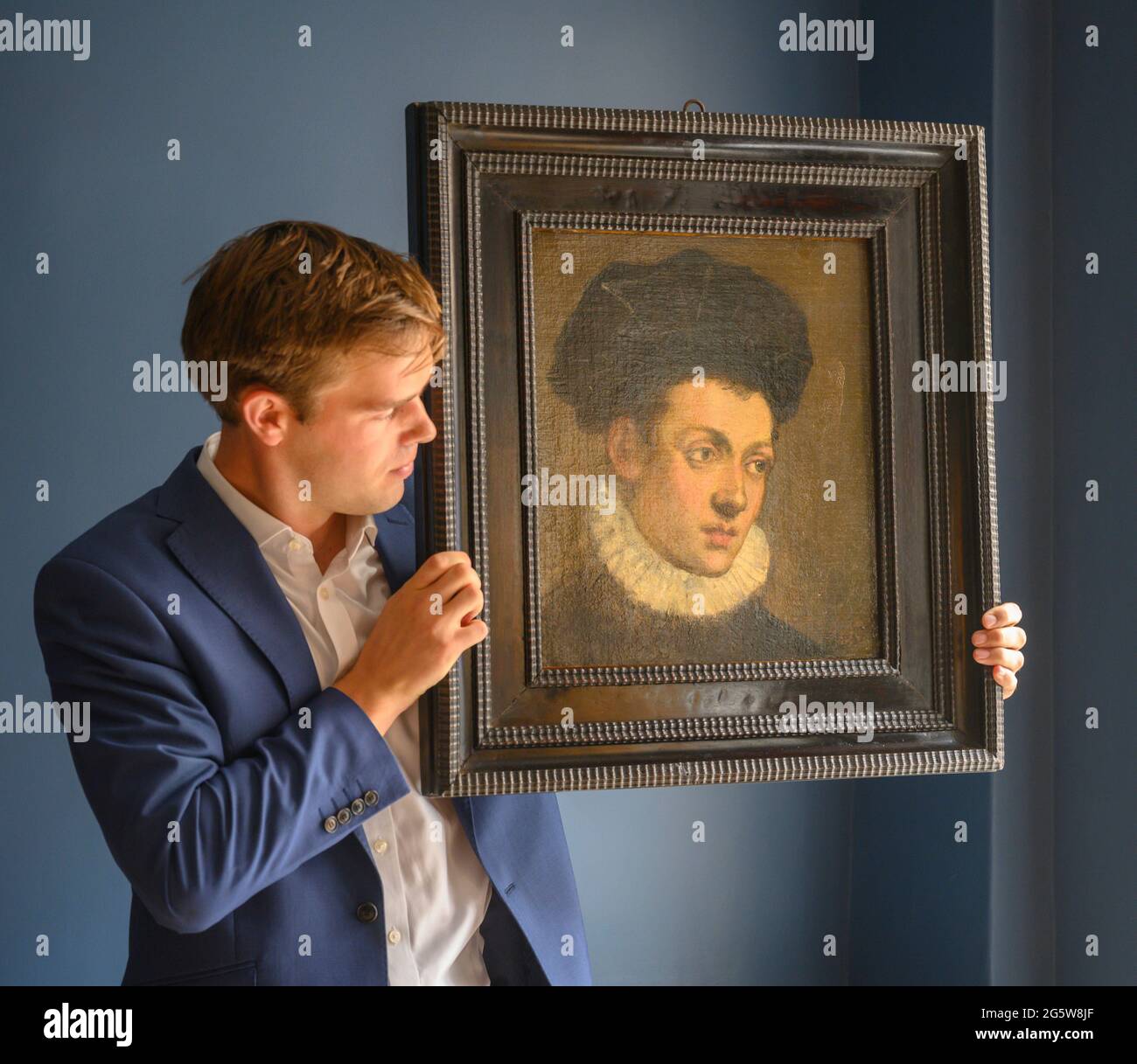 Benappi Fine Art, Mayfair, Londres, Royaume-Uni. 30 juin 2021. Un Tintoretto perdu est exposé à Benappi. Le portrait d'un jeune vénitien a été perdu depuis longtemps et s'est retourné dans une maison de vente aux enchères régionale comme une œuvre non identifiée. Benappi est bien connu pour avoir redécouvert des chefs-d'œuvre perdus et, après des recherches approfondies, sont heureux que le Tintoretto soit sur la vue du public pour la première fois pendant la semaine de l'art de Londres, 2-16 juillet. Image: Le Tintoretto est posé avec Harry Gready de Benappi. Crédit : Malcolm Park/Alay Live News. Banque D'Images