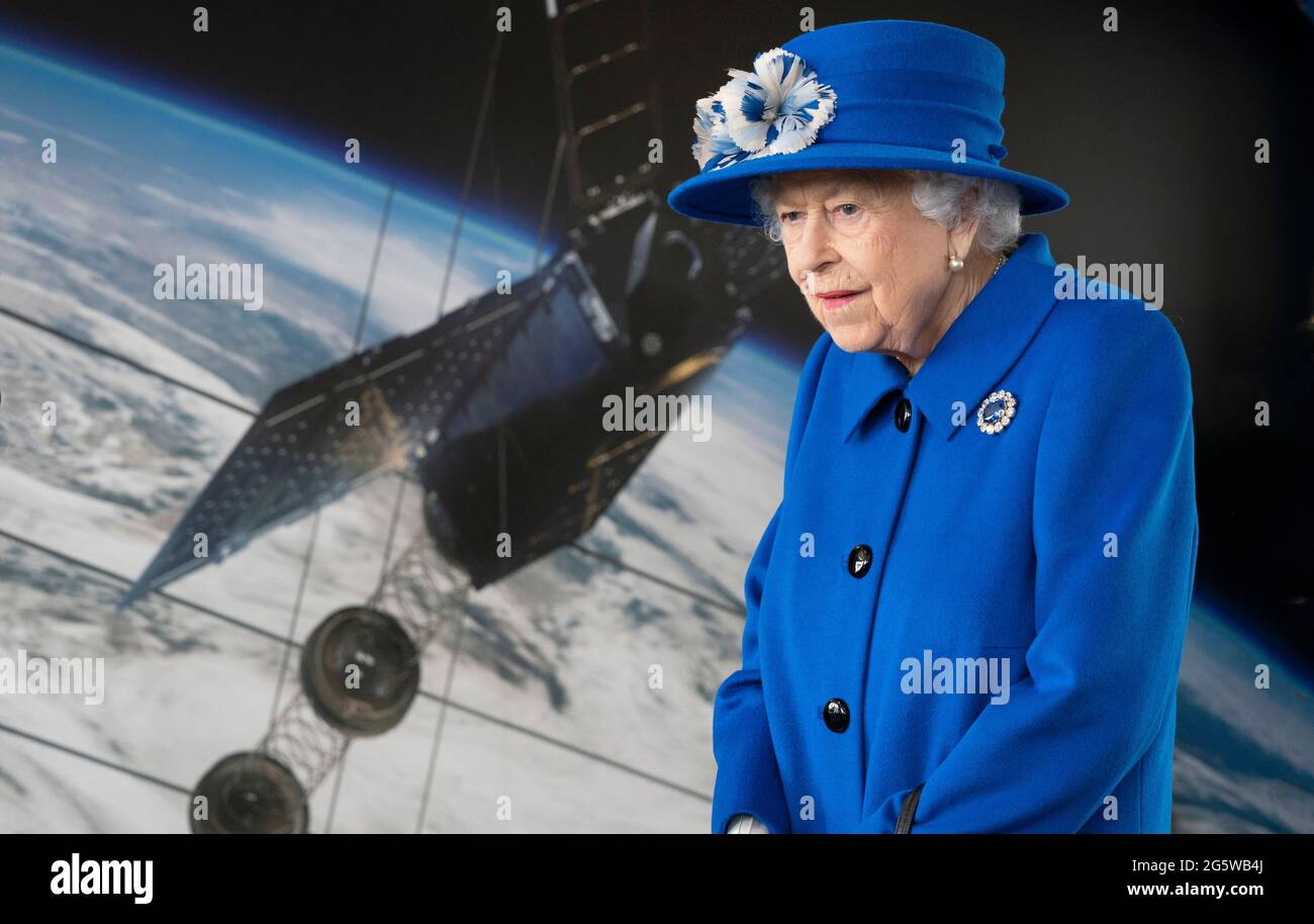 La reine Elizabeth II, qui était accompagnée de la princesse royale, lors d'une visite à Skypark, Glasgow, pour recevoir un briefing de l'Agence spatiale britannique et voir la production par satellite, dans le cadre de son voyage traditionnel en Écosse pour la semaine Holyrood. Date de la photo: Mercredi 30 juin 2021. Banque D'Images