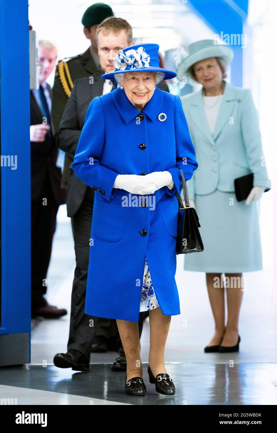 La reine Elizabeth II, qui était accompagnée de la princesse royale, lors d'une visite à Skypark, Glasgow, pour recevoir un briefing de l'Agence spatiale britannique et voir la production par satellite, dans le cadre de son voyage traditionnel en Écosse pour la semaine Holyrood. Date de la photo: Mercredi 30 juin 2021. Banque D'Images