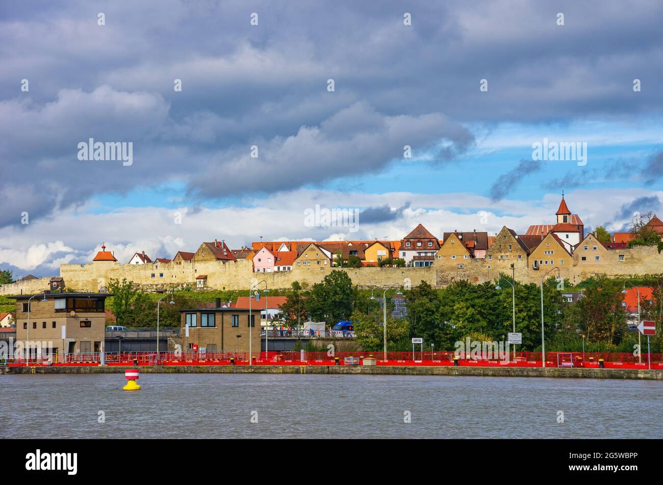 Lauffen am Neckar, Bade-Wurtemberg, Allemagne: Barrage et écluse dans le fleuve Neckar avec la silhouette du mur de la ville médiévale et de la vieille ville. Banque D'Images
