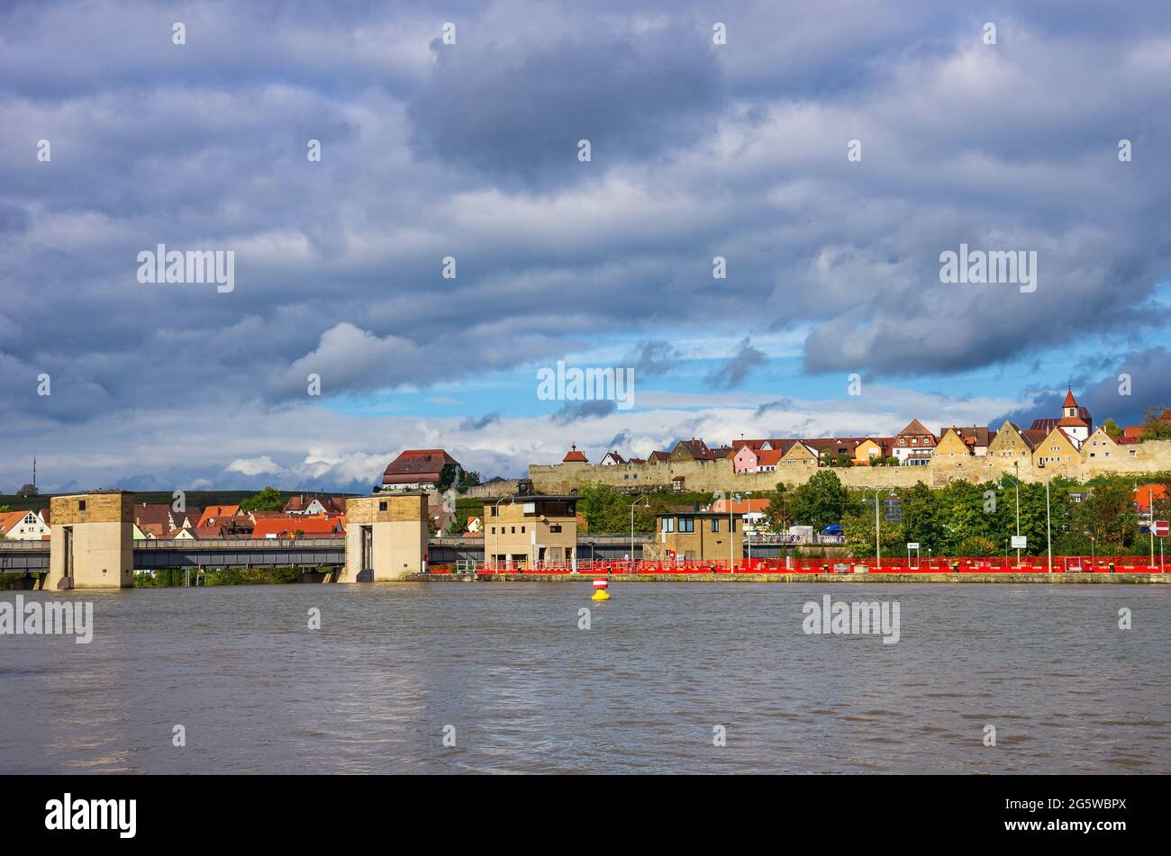 Lauffen am Neckar, Bade-Wurtemberg, Allemagne: Barrage et écluse dans le fleuve Neckar avec la silhouette du mur de la ville médiévale et de la vieille ville. Banque D'Images