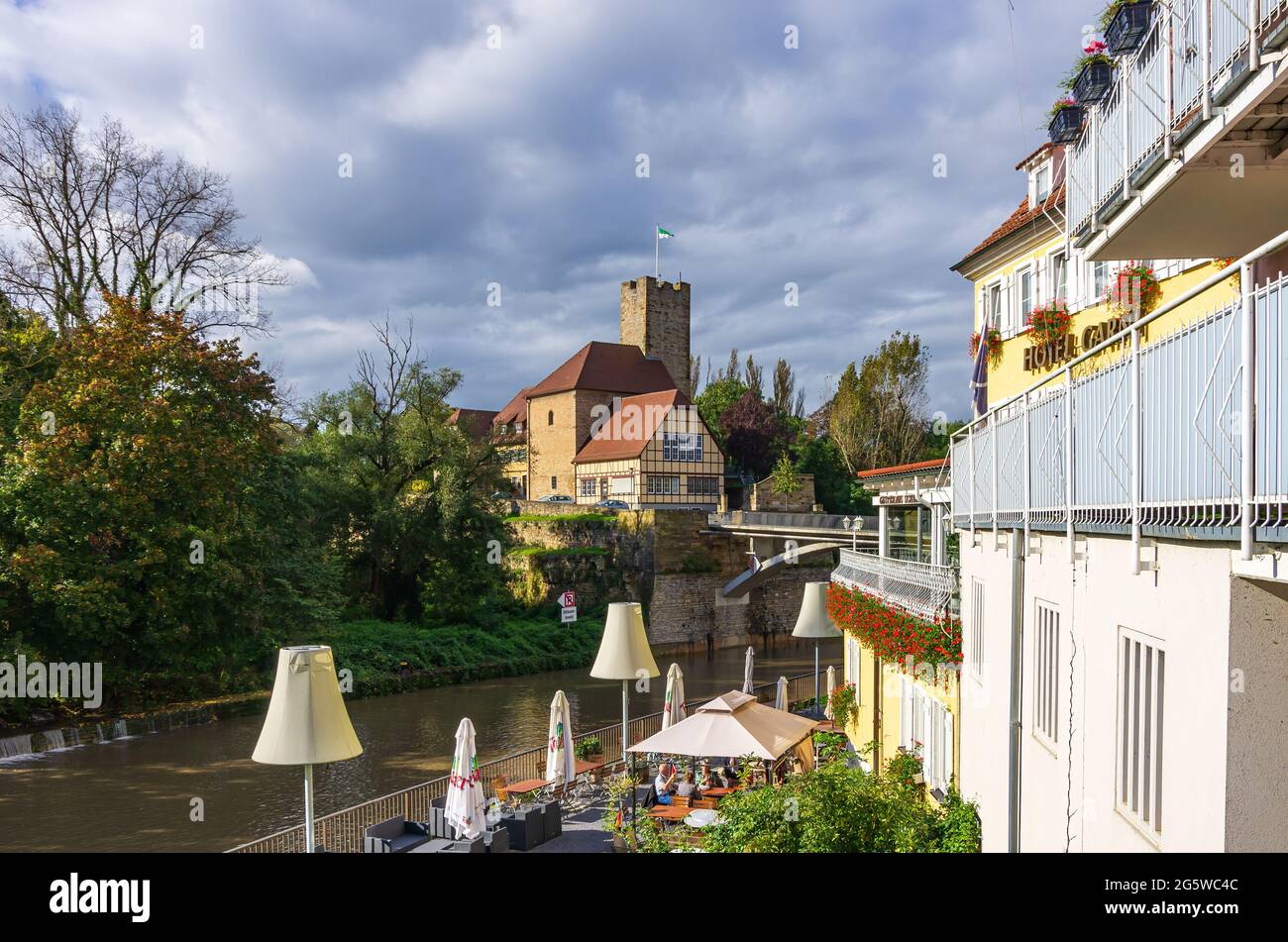 Lauffen am Neckar, Bade-Wurtemberg, Allemagne: Vue sur la rivière Neckar à l'île Neckar avec le Grafenburg médiéval, aujourd'hui hôtel de ville. Banque D'Images