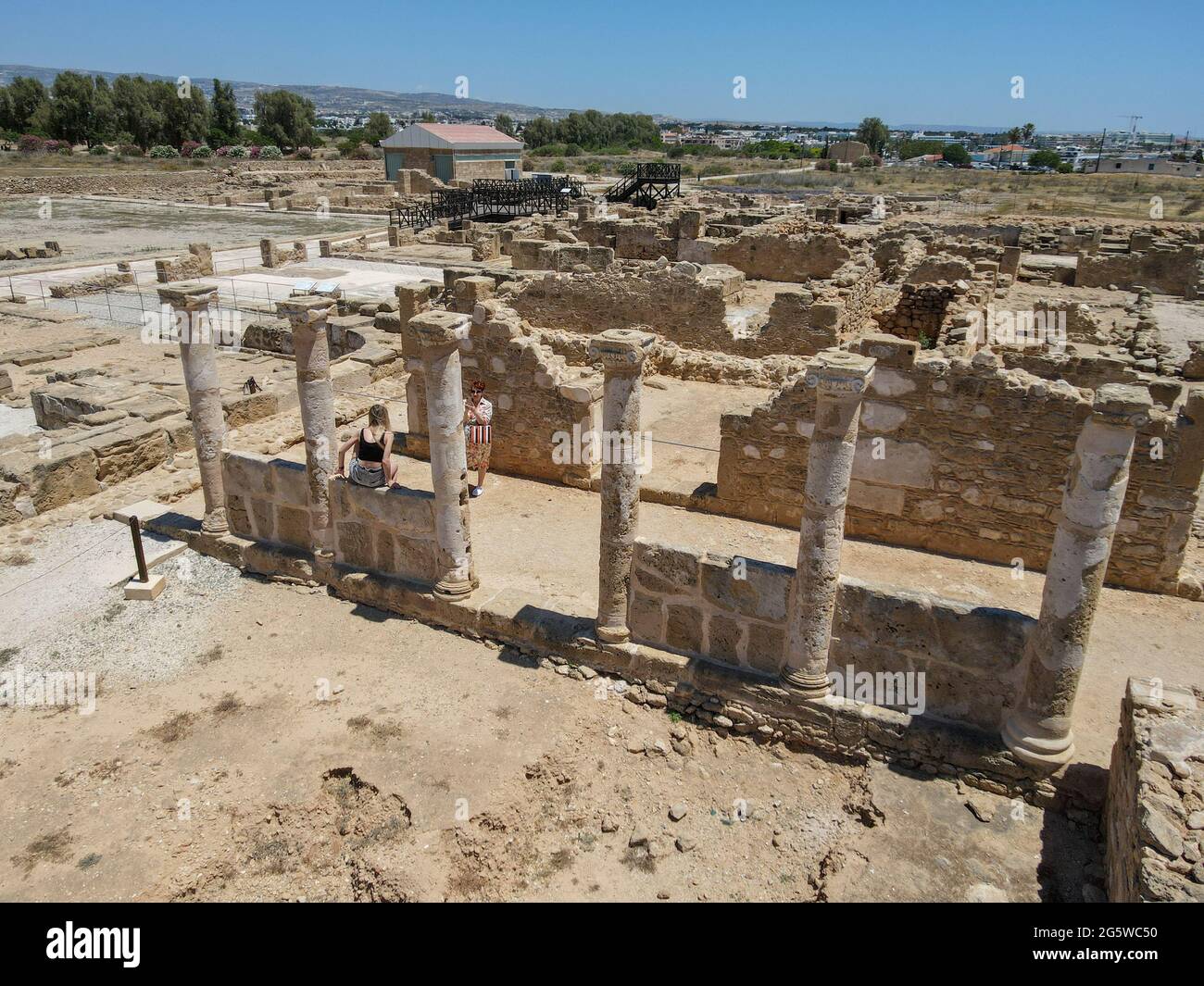 Paphos, Chypre - 15 mai 2021 : anciennes colonnes de temple du parc archéologique de Kato Paphos dans la ville de Paphos, à Chypre Banque D'Images