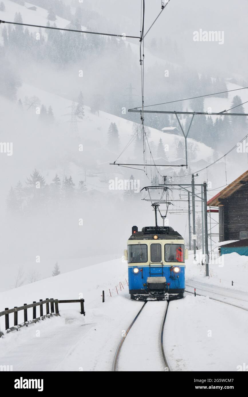SUISSE. CANTON DE BERNE. LE TRAIN MONTREUX OBERLAND BERNOIS (MOB) SOUS LA NEIGE. Banque D'Images
