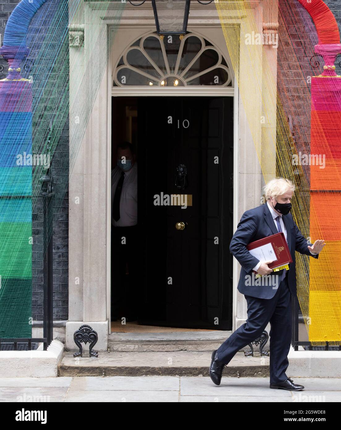 Londres, Royaume-Uni. 30 juin 2021. Le premier ministre, Boris Johnson, quitte le 10 Downing Street pour aller à la Chambre des communes pour des questions de premier MinisterÕs. Il fera face à Keir Starmer à travers la boîte de répartition. L'installation colorée célèbre la semaine de la fierté mondiale. Crédit : Mark Thomas/Alay Live News Banque D'Images