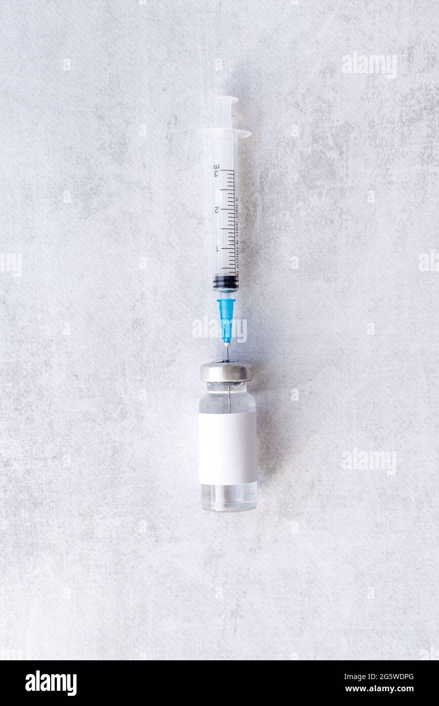 Vaccin et seringue en verre médical. Concept de vaccination Banque D'Images