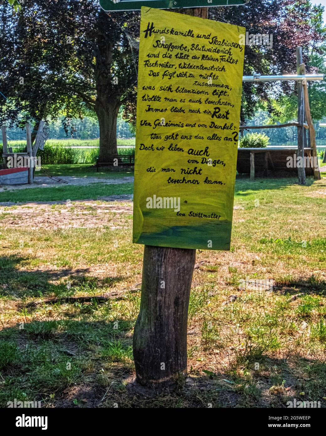 Panneau Jaune Avec Citation Eva Strittmatter A Cote Du Lac Oberpfuhl Lychen Uckermark Brandebourg Photo Stock Alamy Panneau Jaune Avec Citation Eva Strittmatter A Cote Du Lac Oberpfuhl Lychen Uckermark Brandebourg Photo Stock Alamy