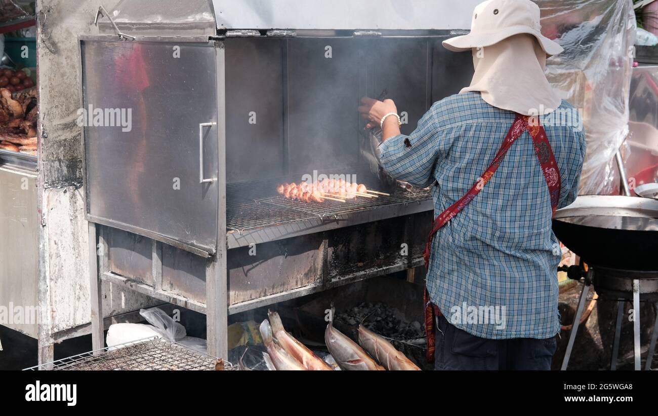 Klong Toey Market Wholesale Wet Market Bangkok Thaïlande le plus grand centre de distribution alimentaire en Asie du Sud-est Homme cuisinant des viandes Banque D'Images