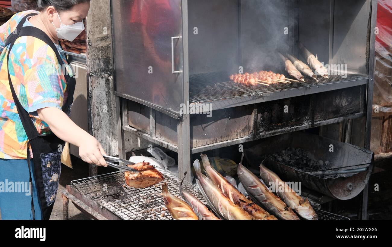 Klong Toey Market Wholesale Wet Market Bangkok Thaïlande le plus grand centre de distribution alimentaire en Asie du Sud-est Homme cuisinant des viandes Banque D'Images