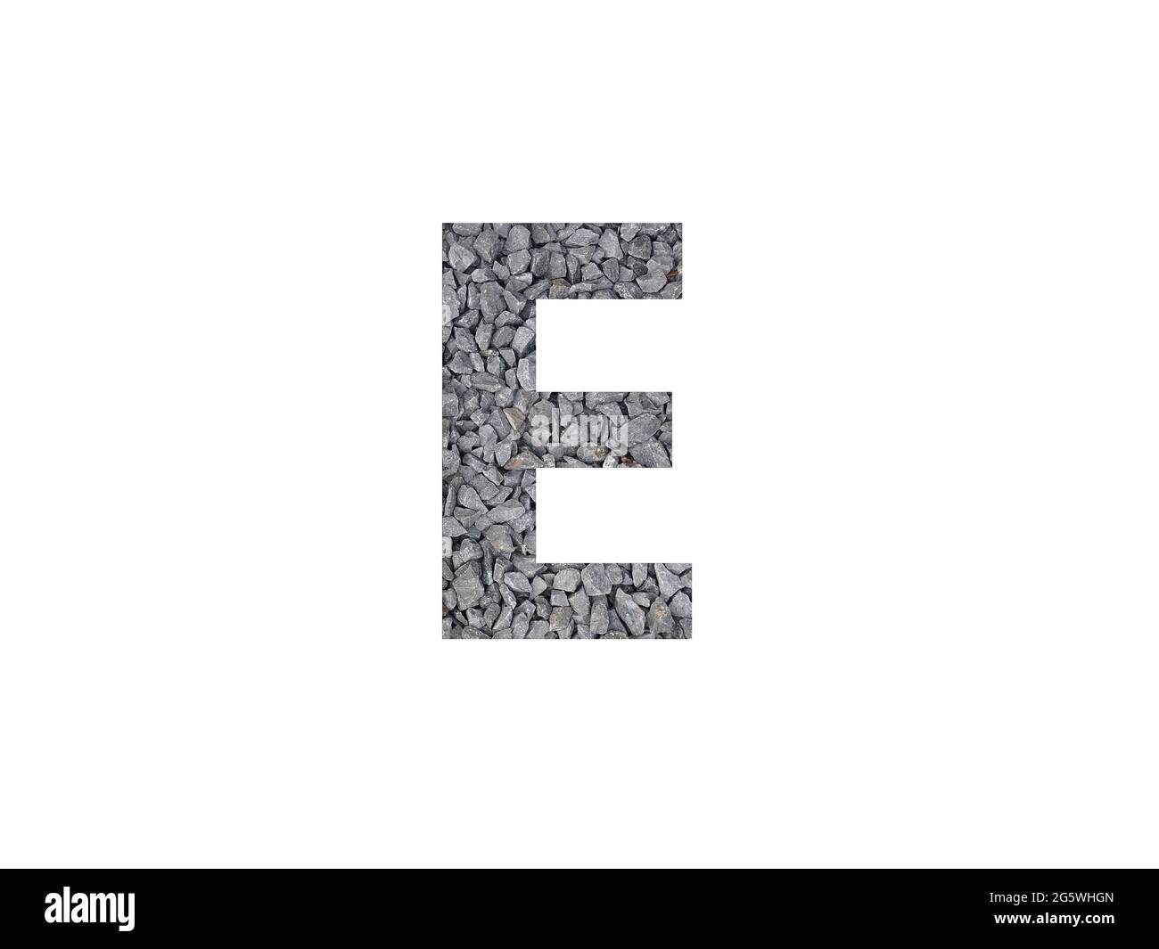 Lettre E de l'alphabet faite de gravier gris isolé sur fond blanc Banque D'Images