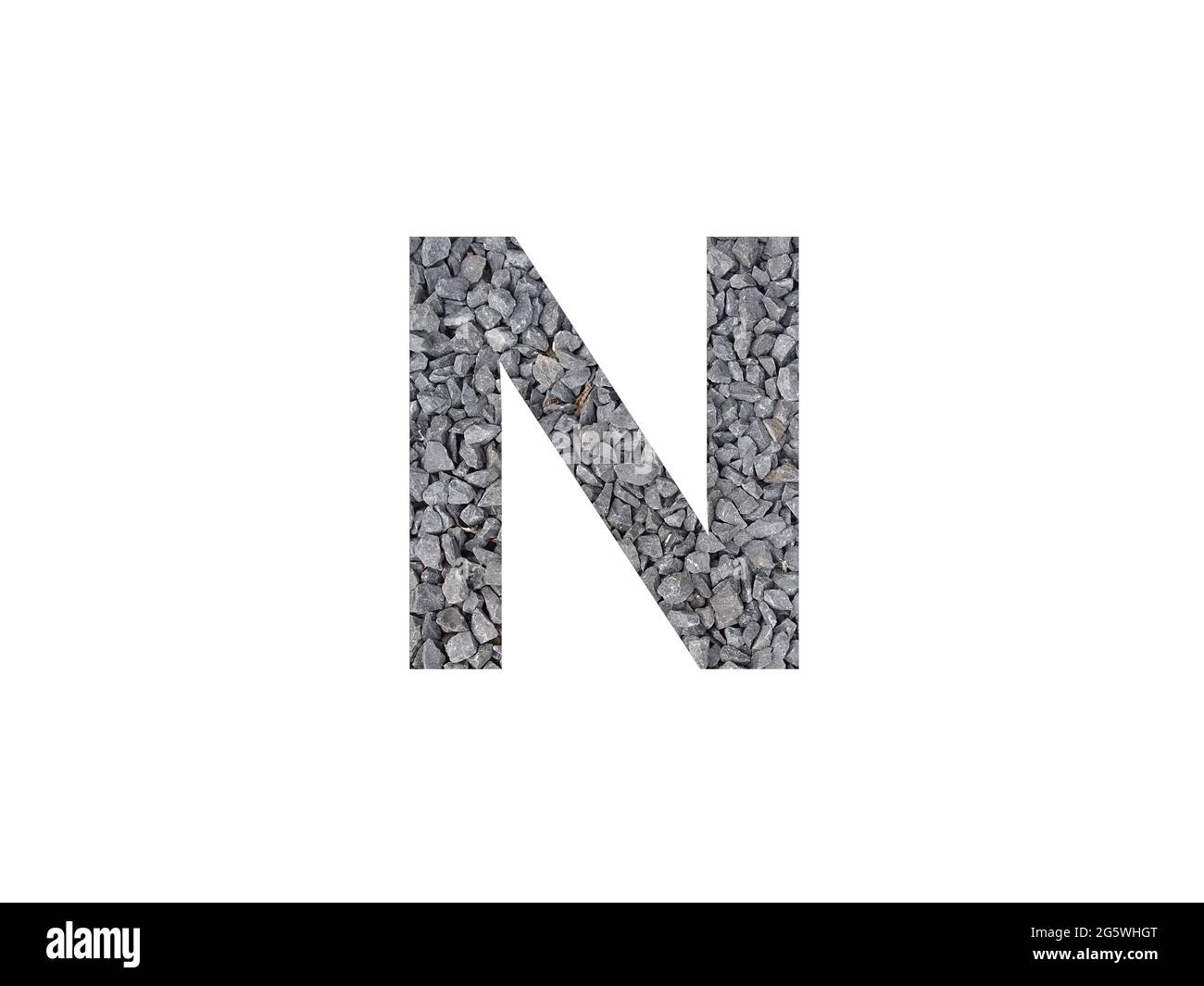 Lettre N de l'alphabet faite de gravier gris isolé sur fond blanc Banque D'Images