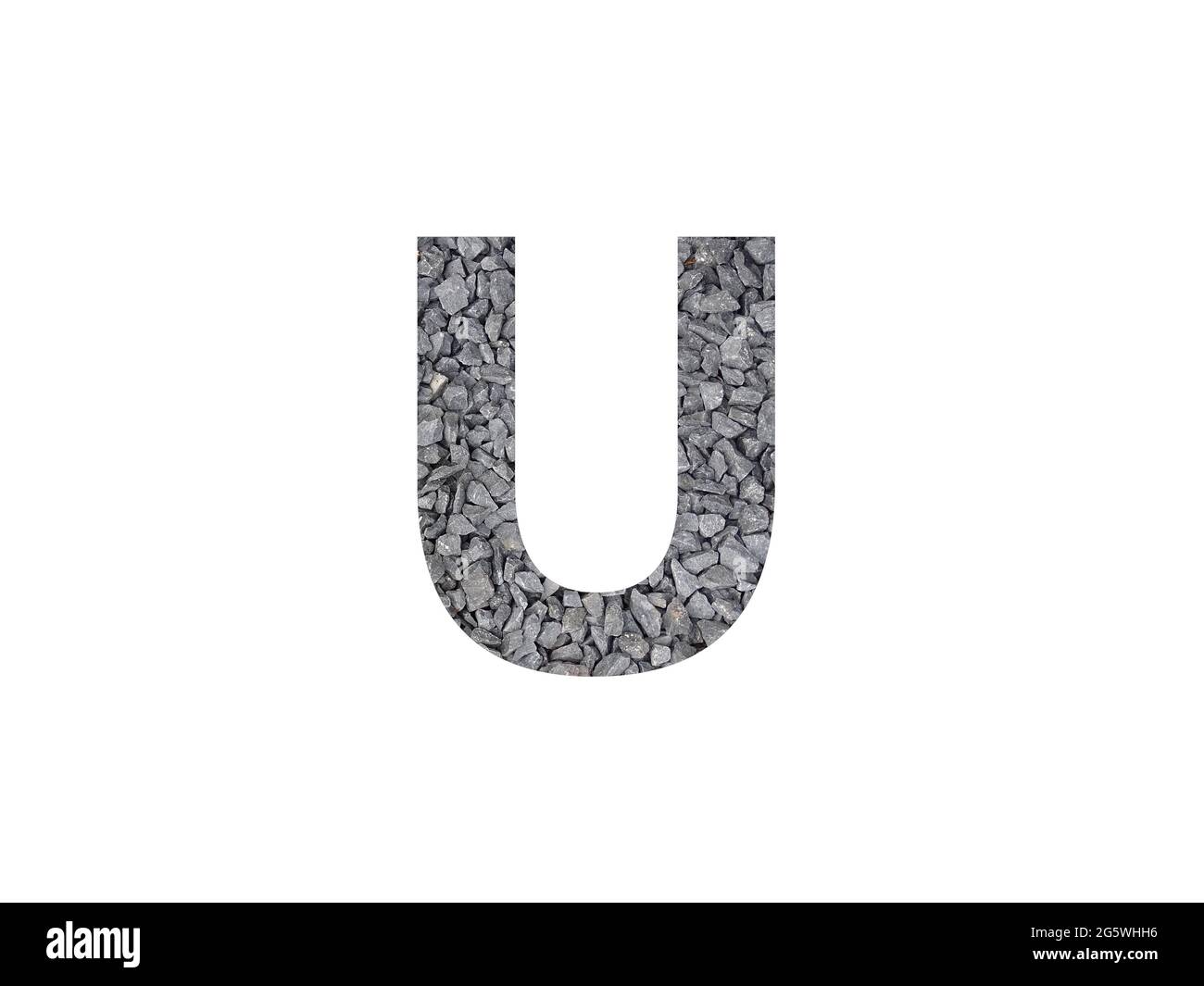 Lettre U de l'alphabet faite de gravier gris isolé sur fond blanc Banque D'Images
