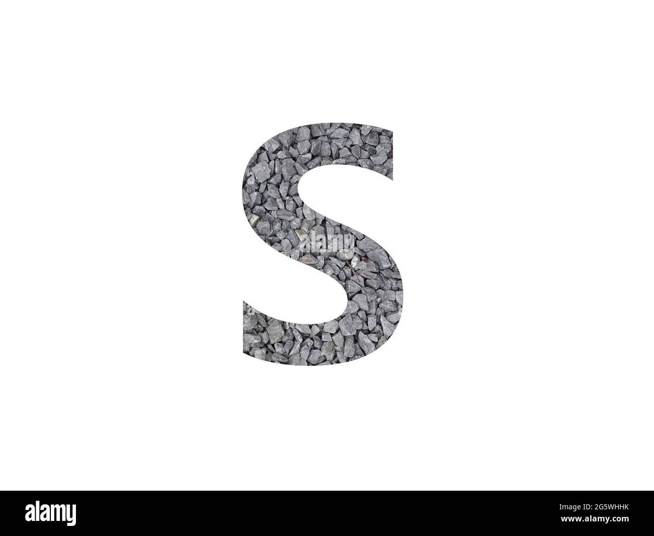 Lettre S de l'alphabet faite de gravier gris isolé sur fond blanc Banque D'Images