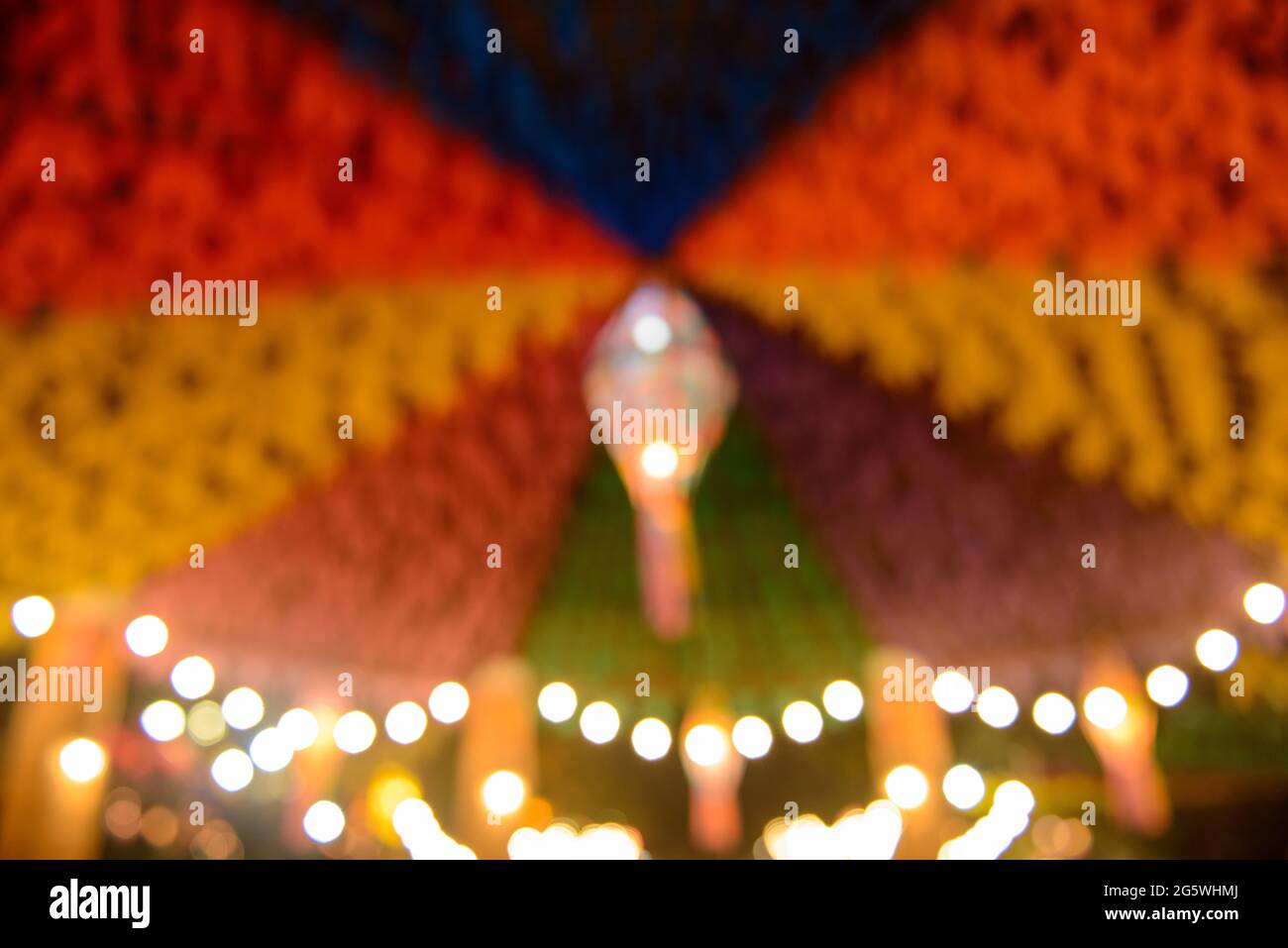 Drapeaux colorés et ballon décoratif pour la fête de São João, qui a lieu en juin dans le nord-est du Brésil. Flou pour l'arrière-plan. Banque D'Images