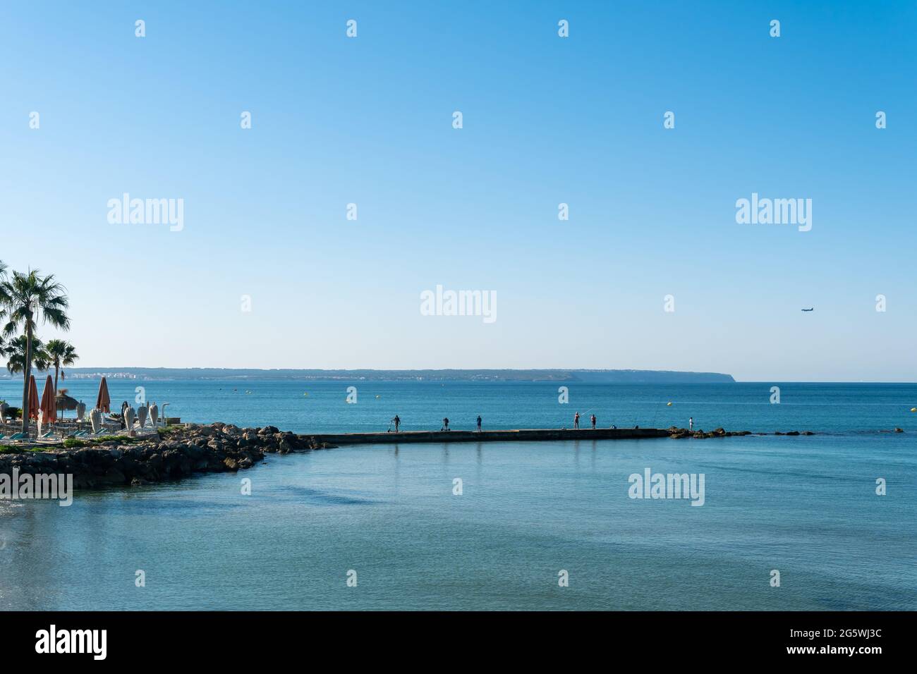 Vue générale de la plage CAN Pere Antoni avec la ville de Palma de Majorque en arrière-plan au lever du soleil Banque D'Images
